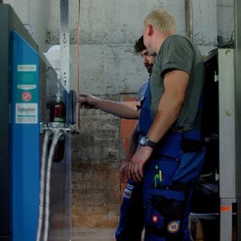 Hier zählt jede Hand - echtes Teamwork bei der Arbeit an anspruchsvollen Anlagen.